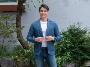 Men's spring clothing must-haves: A white t-shirt under a blue blazer combined with jeans